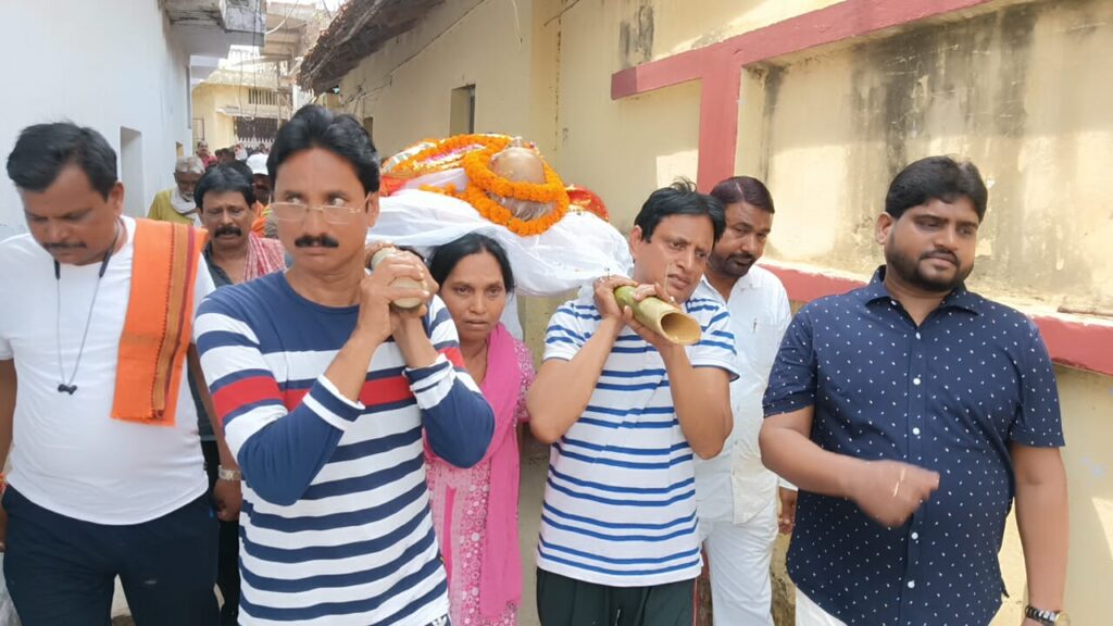पत्रकार संजय के पिता के शव यात्रा में शामिल हुए सैकड़ो लोग