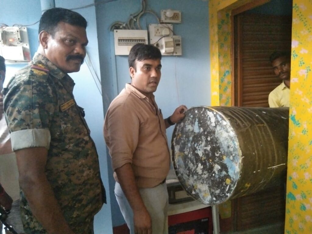 धोखाधड़ी के मामले में फरार चल रहे आरोपी के घर की हुई कुर्की!