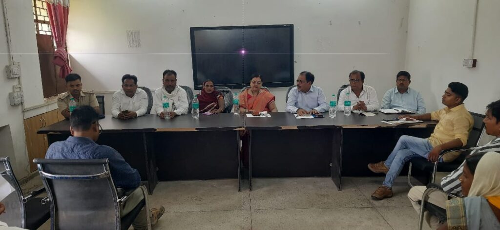 रमना-बुधवार को रमना प्रखंड कार्यालय के सभागार में पंचायत समिति सदस्यों की मासिक बैठक में प्रखंड की सभी पंचायतों के पंचायत समिति सदस्य, प्रमुख, व कई विभाग के अधिकारी उपस्थित थे