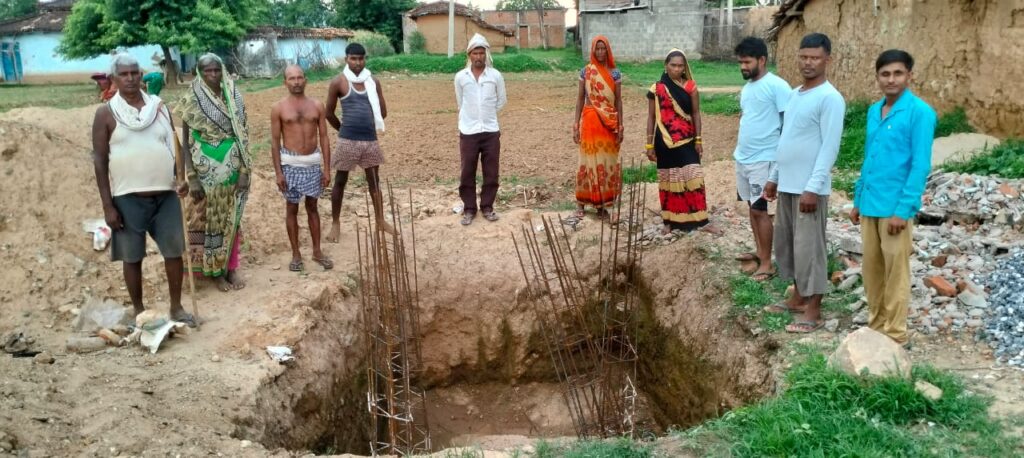नल जल योजना के तहत लग रहे जल मीनार में अनियमितता को लेकर ग्रामीणों ने किया विरोध!