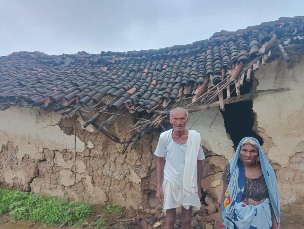 बारिश के कारण घर गिर जानें से वृद्ध दंपति ने सरकार से अंबेडकर आवास दिलाने की लगाई गुहार।
