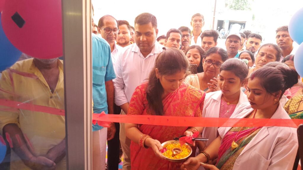 पलामू जिला के विश्रामपुर के सोरडिहा में मां वैष्णवी अल्ट्रासाउंड का पहली बार गढ़वा चिकित्सा पदाधिकारी ने फीता काट कर किया उद्घाटन