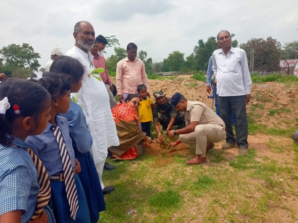 संत जेपी स्कूल की ओर से रमना थाना परिसर में इमारती,फलदार और छायादार पौधा लगाया गया।