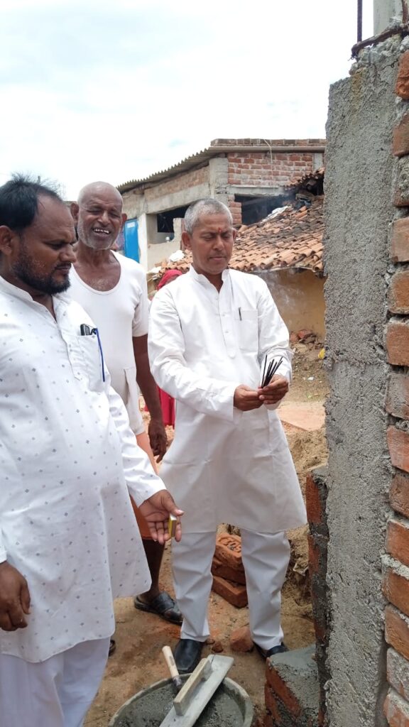 मुखिया अजीत कुमार पाण्डेय ने 15वें वित्त आयोग से बनने वाले पीसीसी सड़क का किया शिलान्यास।