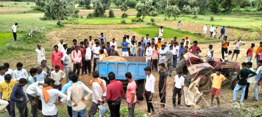 बालू लदे ट्रैक्टर पलटने से चालक की हुई मौत!