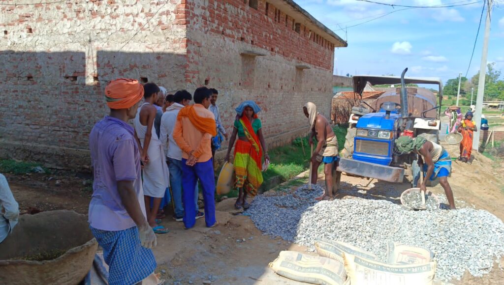 विधायक मद से बन रहे सड़क को ग्रामीणों ने जांच कराने की मांग!
