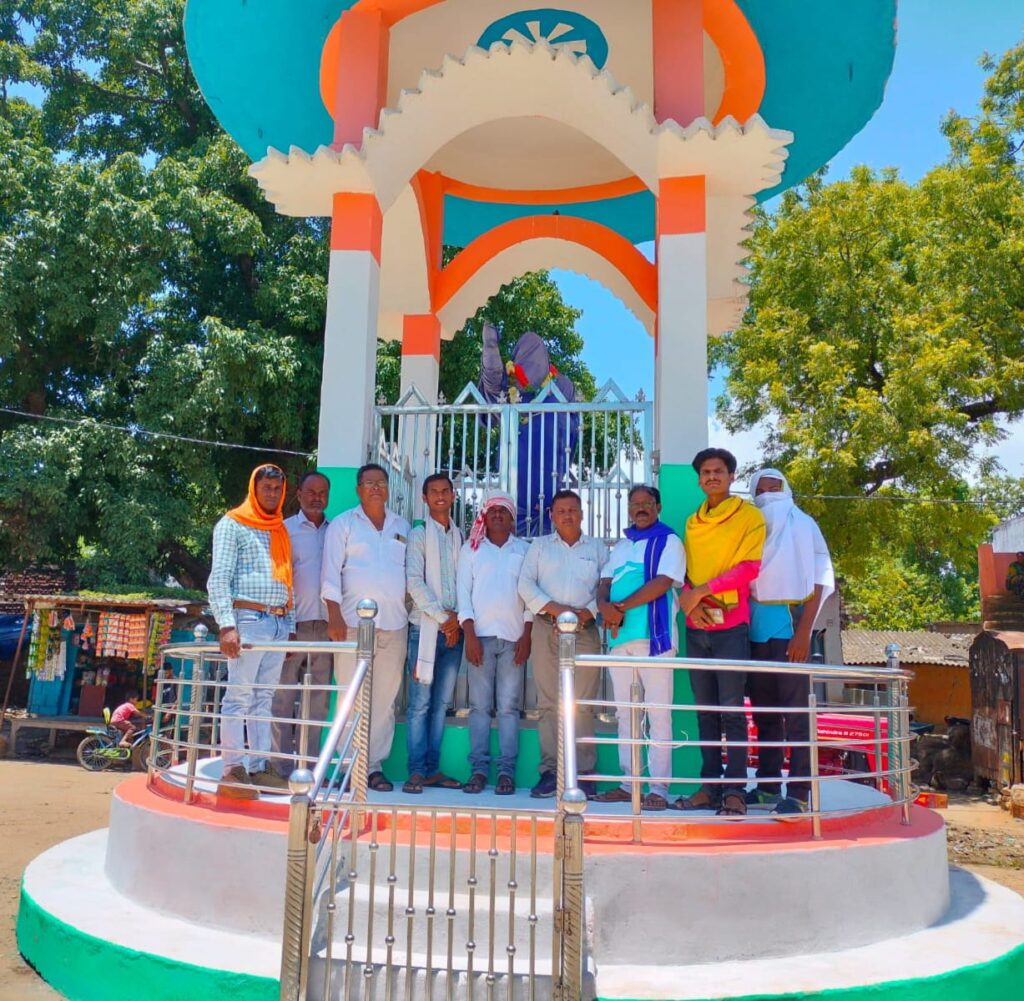 सामाजिक संगठन के युवाओं ने अनावरण कार्यक्रम में लोगों को आने का किया अपील।