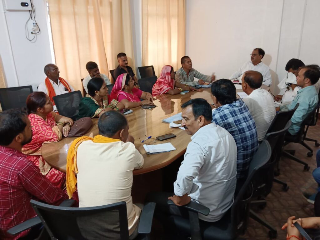 बीडियो ने प्रखंड कार्यालय में सभी मुखिया एवं पंचायत सचिव के साथ की बैठक।