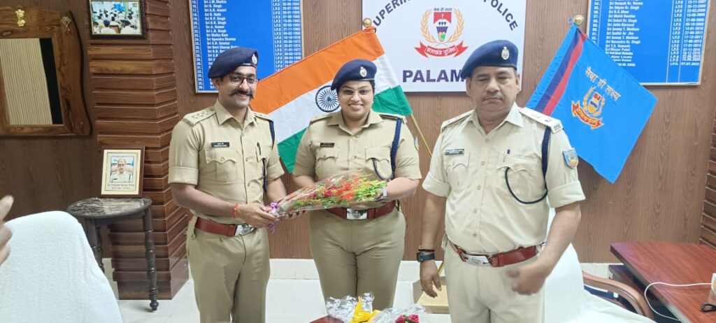 पलामू जिले की पहली महिला पुलिस अधीक्षक रश्मि रमेशन ने किया पदभार ग्रहण।