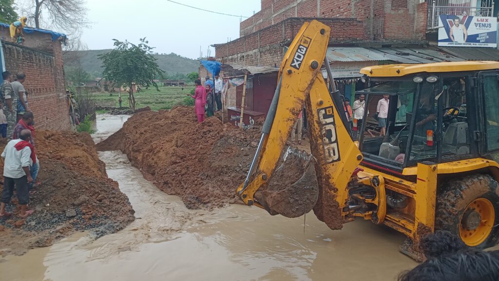 आपसी सहमति से बाजार में जमे हुए पानी का हुआ निकास।