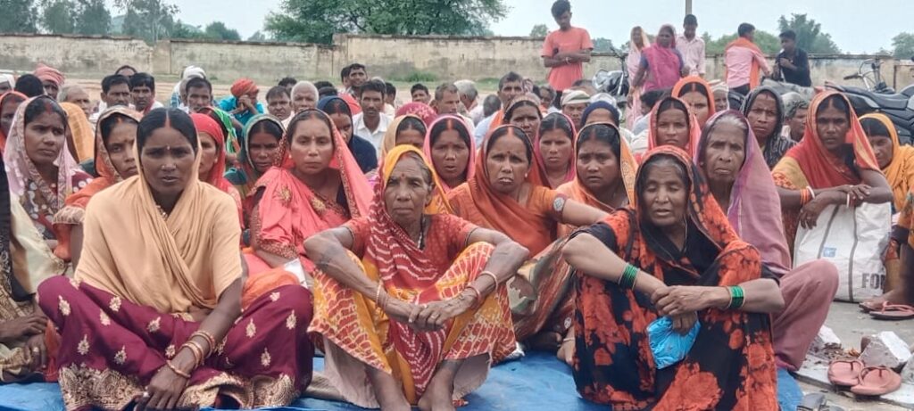 बीडीओ से ग्रामीणों ने सितंबर अक्टूबर माह का फ्री तथा जून व जुलाई माह का राशन दिलाने का किया मांग।