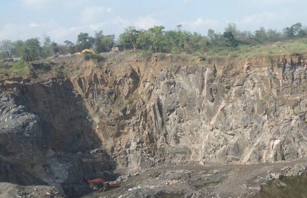 पत्थर खदानों में हो रहे ब्लास्टिंग से दहल रहा इलाका, खौफ़ में जी रहे हैं लोग