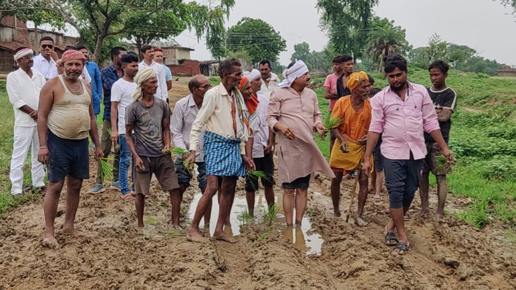 किसान के खेत सुखे, सड़क पर धनरोपनी, यही हमारे क्षेत्र का दूर्भाग्य – कर्नल संजय