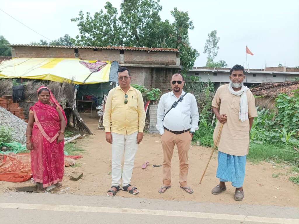 बीएलओ पर्यवेक्षक के द्वारा भ्रमण कर मतदाता सूची का पना जांच किया गया।