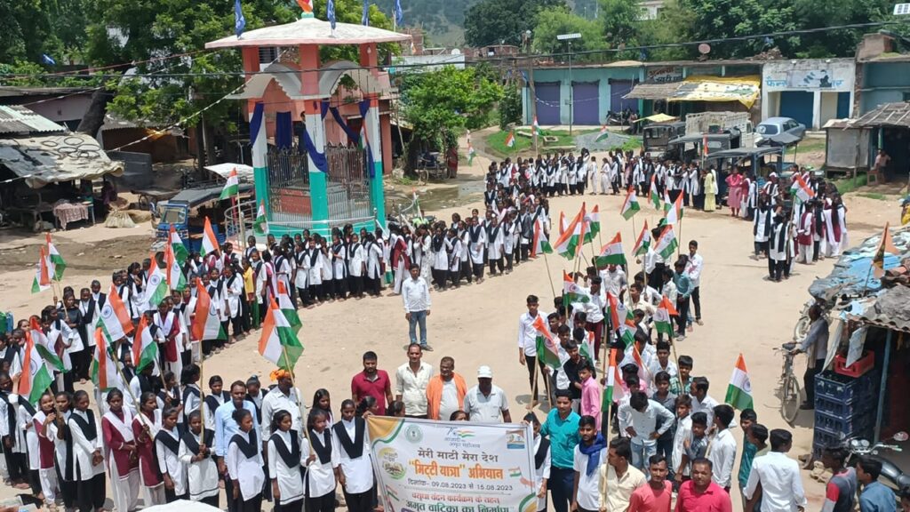 मुखिया प्रमोद कुमार के नेतृत्व में निकाला गया भव्य तिरंगा यात्रा!