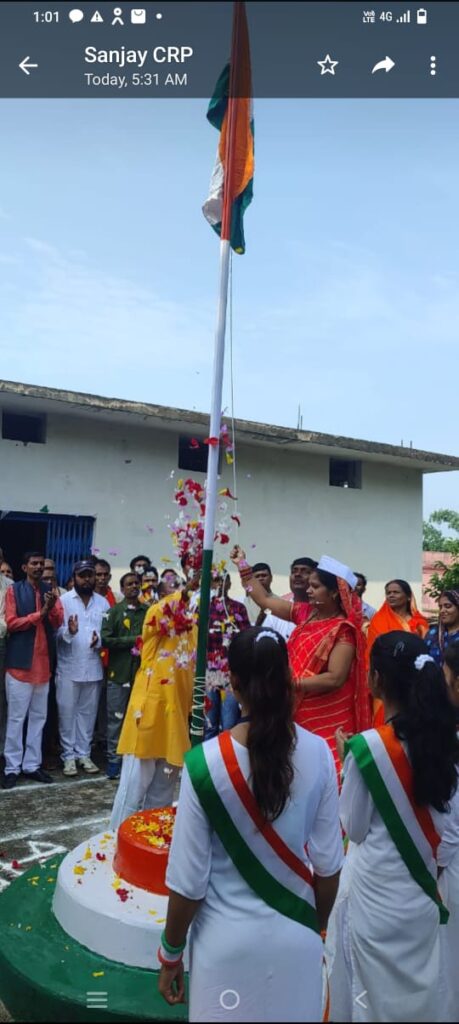 77 वे स्वतंत्रता दिवस समारोह के अवसर पर रंका प्रखण्ड के रंका पंचायत के मुखिया सविता देवी झंडोत्तोलन करती हुई।