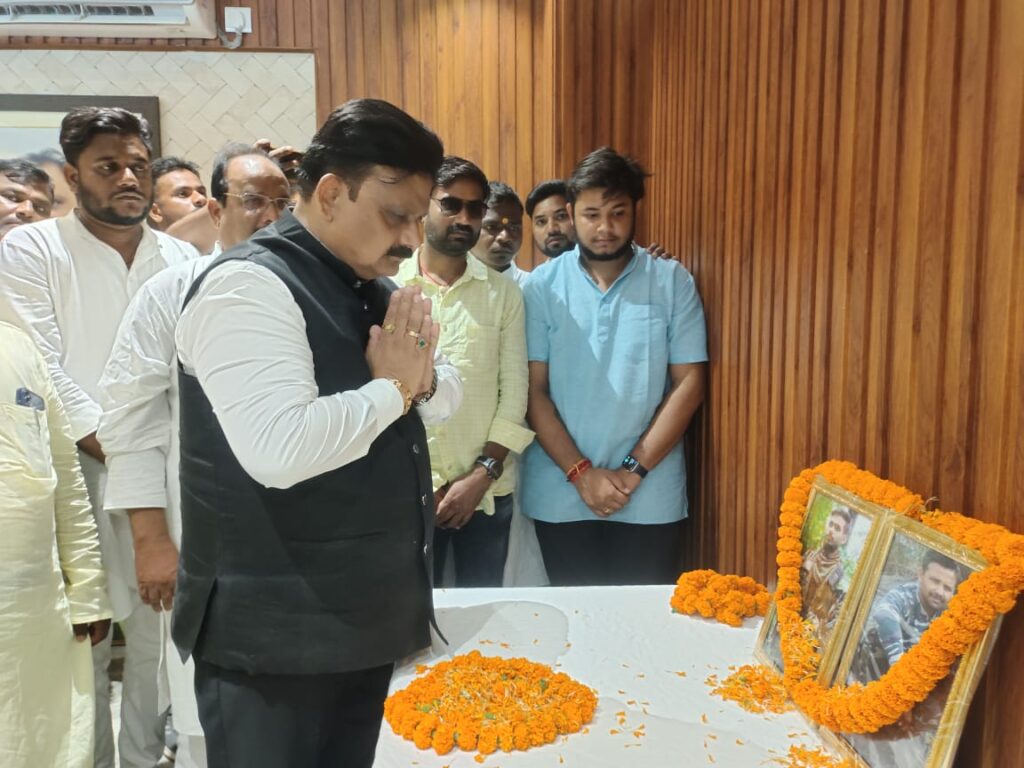 शहीद जवानों को मंत्री मिथिलेश कुमार ठाकुर ने दी श्रद्धांजलि