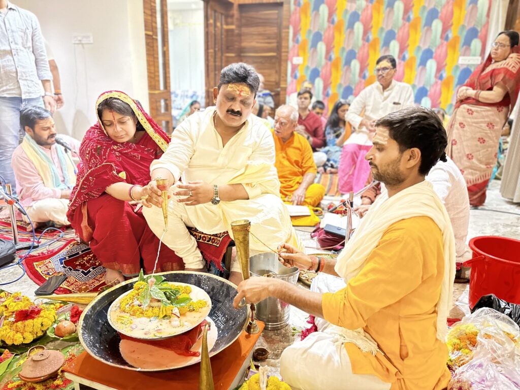 भक्ति के रंग में रंगा मंत्री का आवास, मंत्री मिथिलेश ने सपरिवार किया रूद्राभिषेक