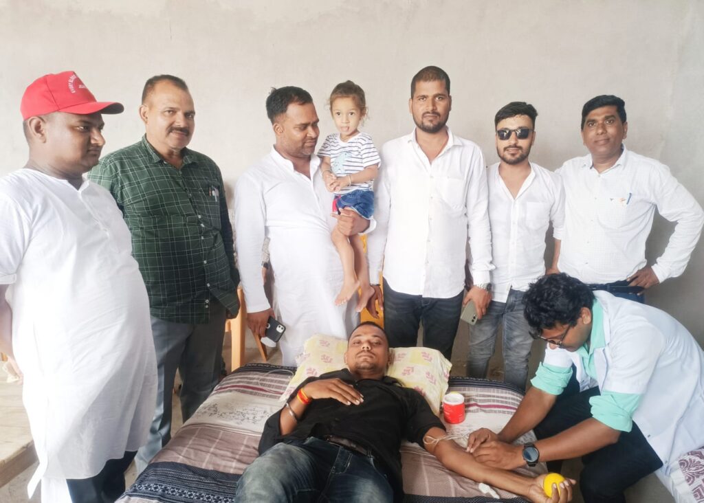 स्वतंत्रता दिवस व समाजसेवी विकास दुबे की जन्मदिवस पर हुआ रक्तदान का आयोजन, 21लोगो के किया रक्तदान।