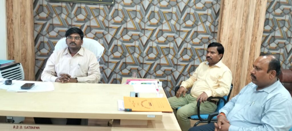 सतबरवा वीडियो व उप प्रमुख के चाचा में हुए विवाद को जांच करने पहुंचे डीडीसी व एसडीएम