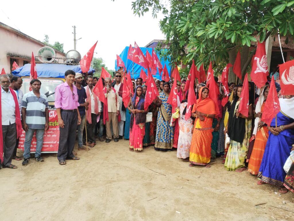 भारतीय कम्यूनिस्ट पार्टी के द्वारा जल, जंगल, जमीन व रोजगार को लेकर प्रखंड कार्यालय किया धरना प्रदर्शन!