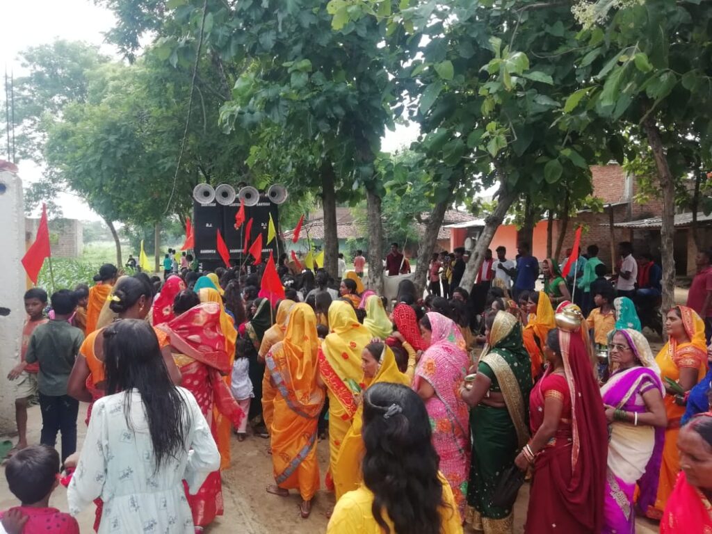 हरबसवा महादेव मंदिर समिति के द्वारा निकाली गई भव्य कलश यात्रा, जयघोष से गूंजा इलाका।