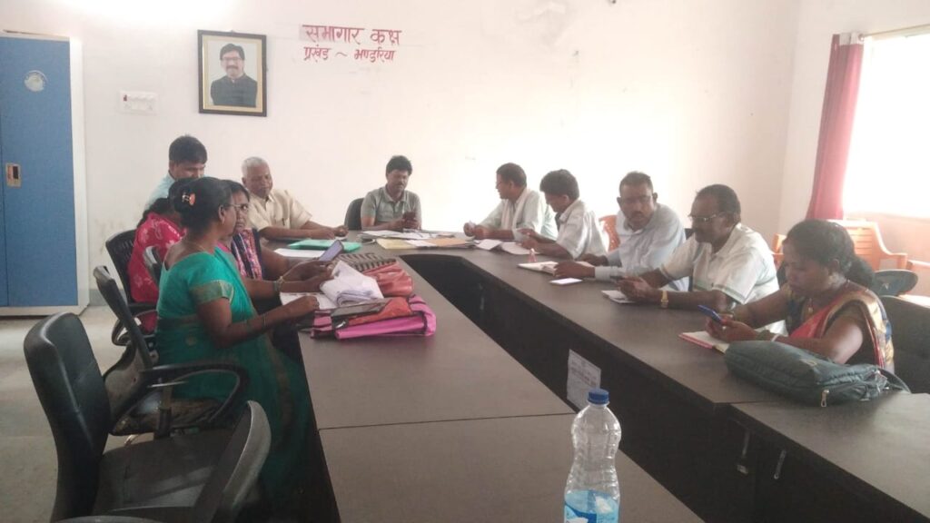 सीओ ने की बीएलओ के साथ बैठक,मतदाता सूची में सुधार लाने का दिया निर्देश।
