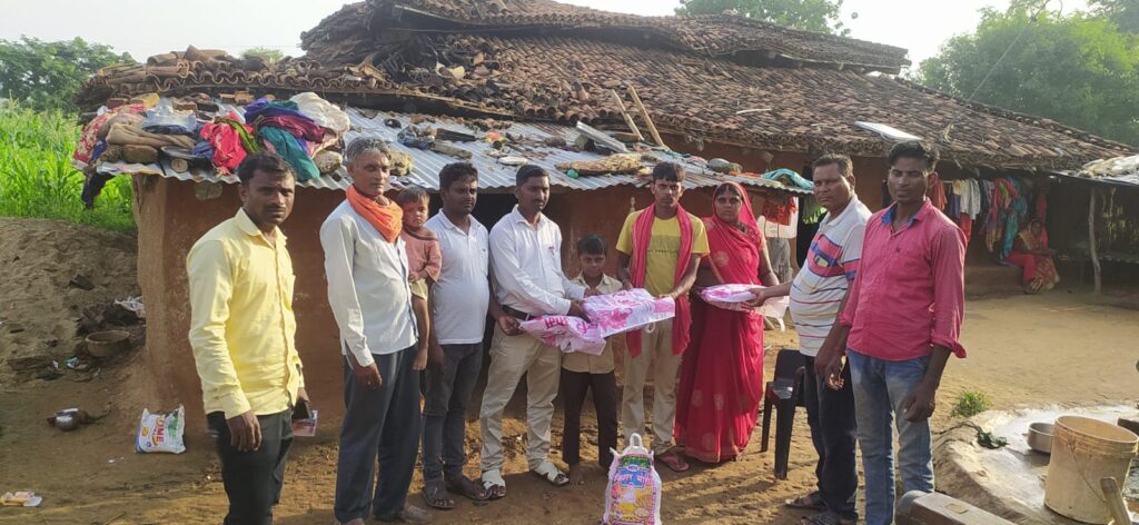 गैस की टंकी में आग लगने से घर का सारा सामान जलकर हुआ राख।