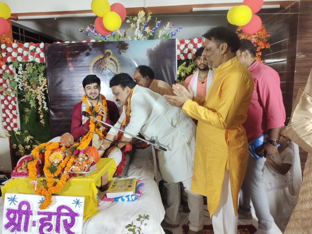 रामलला मंदिर परिसर में कमलापुरी परिवार के तत्वावधान में आयोजित श्रीमद् भागवत कथा में पहुंचे मंत्री मिथिलेश!