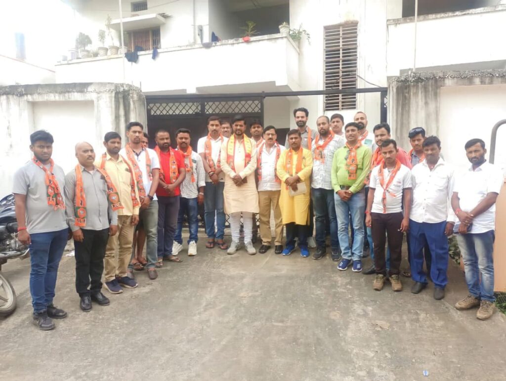 पुर्व मुख्यमंत्री बाबुलाल मरांडी के आगमन को लेकर भाजयुमो कार्यालय में हुई बैठक!