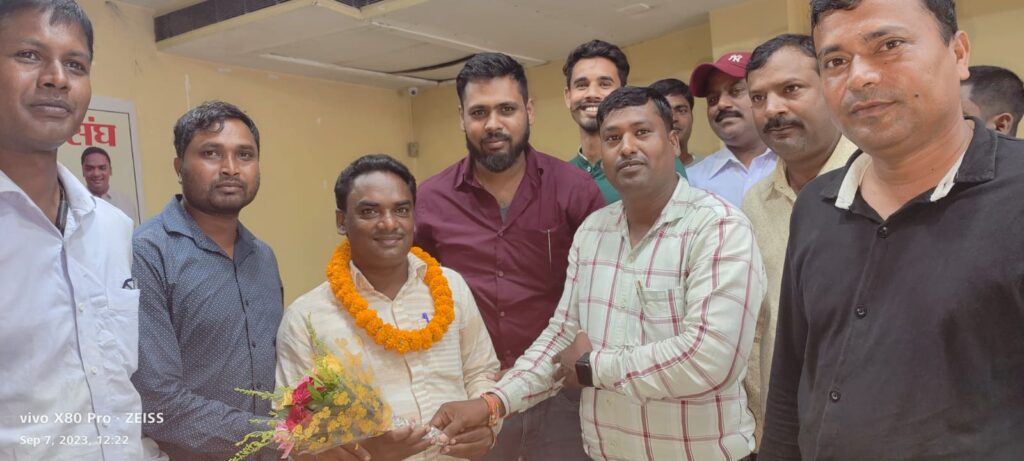 अमीन संघ के प्रदेश अध्यक्ष की ओर से सीएम हेमंत सोरेन को रांची में पांच सूत्री मांग पत्र सौपा!