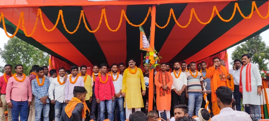 विभिन्न दलों को छोड़कर लगभग पांच सौ लोग भाजपा में हुए शामिल।