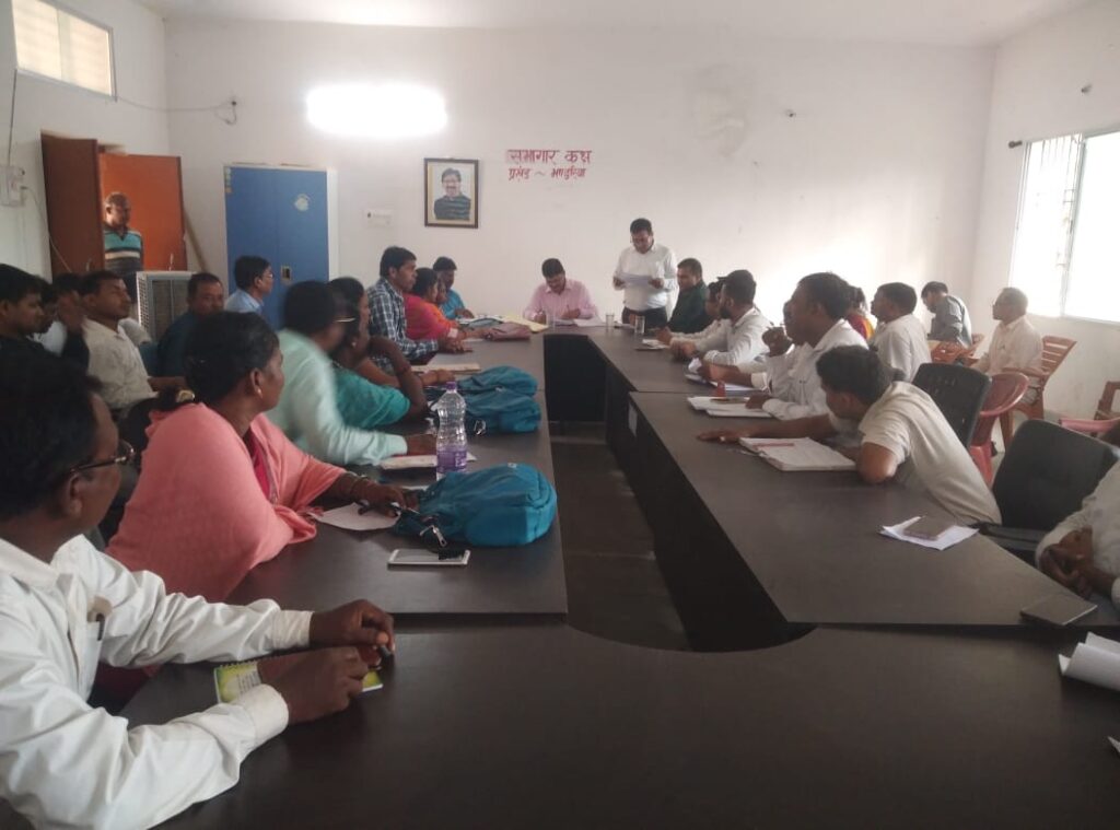 भंडरिया प्रखंड कार्यालय सभागार में डीसी ने की समीक्षा बैठक।