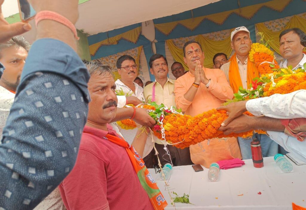 विधायक भानु प्रताप शाही ने 3करोड़ 84 लाख कि लागत से सड़क का किया शिलान्यास।