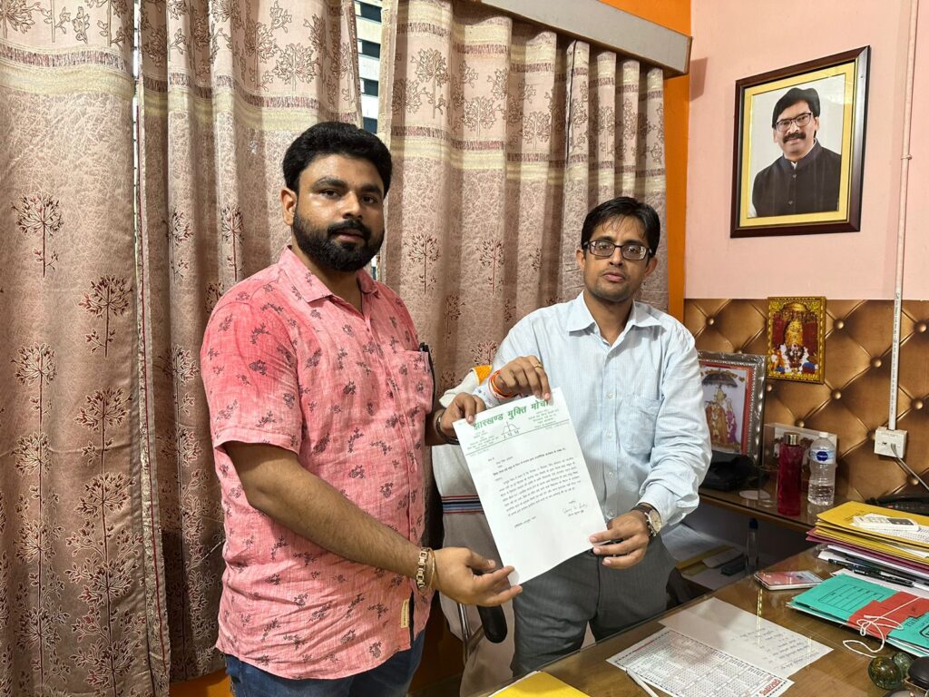 बच्चों के भविष्य के साथ खिलवाड़ कर रहे हैं पूर्व विधायक : धीरज