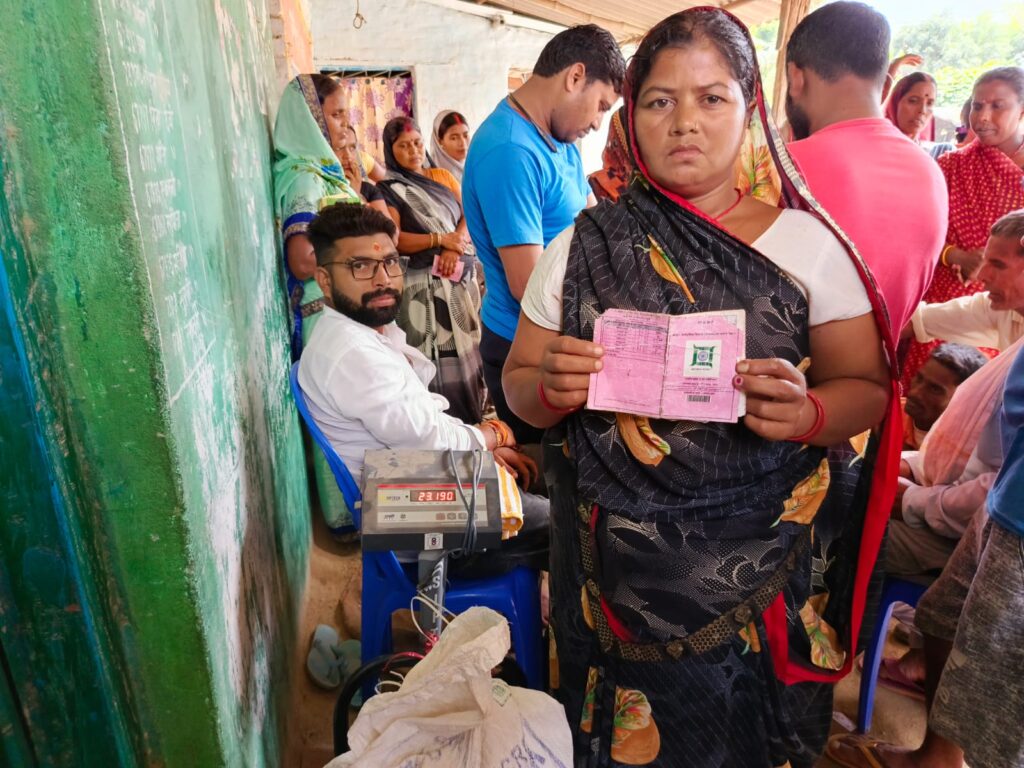 डीलर के द्वारा अगस्त माह का राशन नहीं दिए जाने को लेकर लाभुकों ने किया हंगामा!