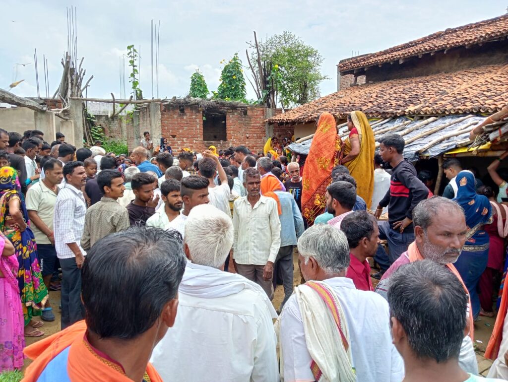 तेंतीस हजार प्रवाहित बिजली करेंट के चपेट में आने से एक युवक कि मौत!