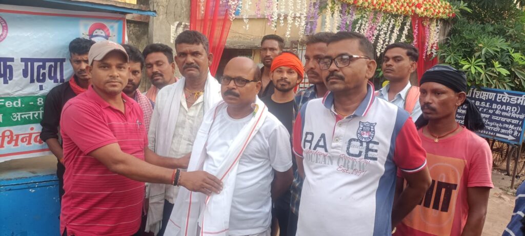 जायन्ट्स ग्रुप ऑफ गढ़वा आस्था के तत्वधान में नगर पालिका में सफाई कर्मचारियों को गमछा देकर किया गया सम्मानित!