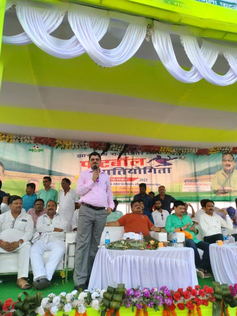 गढ़वा जिला फुटबाल संघ के द्वारा आयोजित अंतर जिला फुटबॉल प्रतियोगिता के सेमीफाइनल मैच सोमवार को खेला गया।