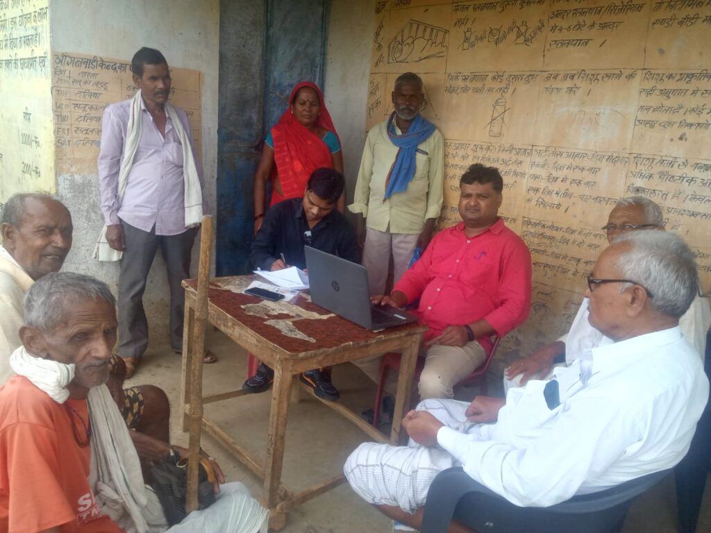 सामाजिक सुरक्षा कोषांग की ओर से मड़वनिया पंचायत अंतर्गत कबिसा आंगनबाड़ी केंद्र के प्रांगण में विशेष कैम्प का किया गया आयोजन।
