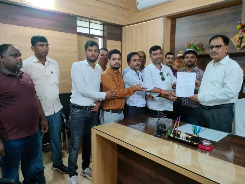 रोजगार सेवक के निधन पर प्रखंड कार्यालय में मृत आत्मा के शांति के लिए रखा गया दो मिनट का मौन।