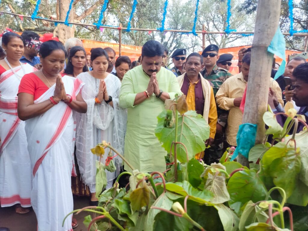 करमा पर्व महोत्सव में मांदर बजाकर झूमे मंत्री, किया साड़ी व मांदर का वितरण।