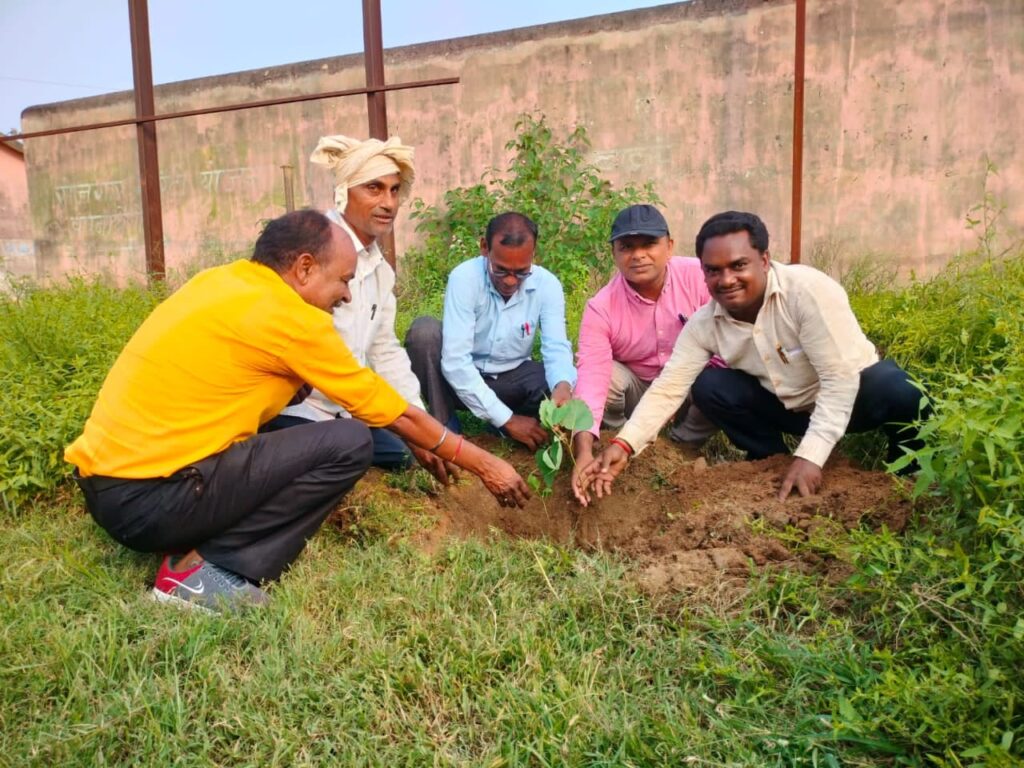 पर्यटन दिवस पर सीओ बासुदेव राय ने अंचल कार्यालय परिसर में लगाया पीपल का पौंधा!