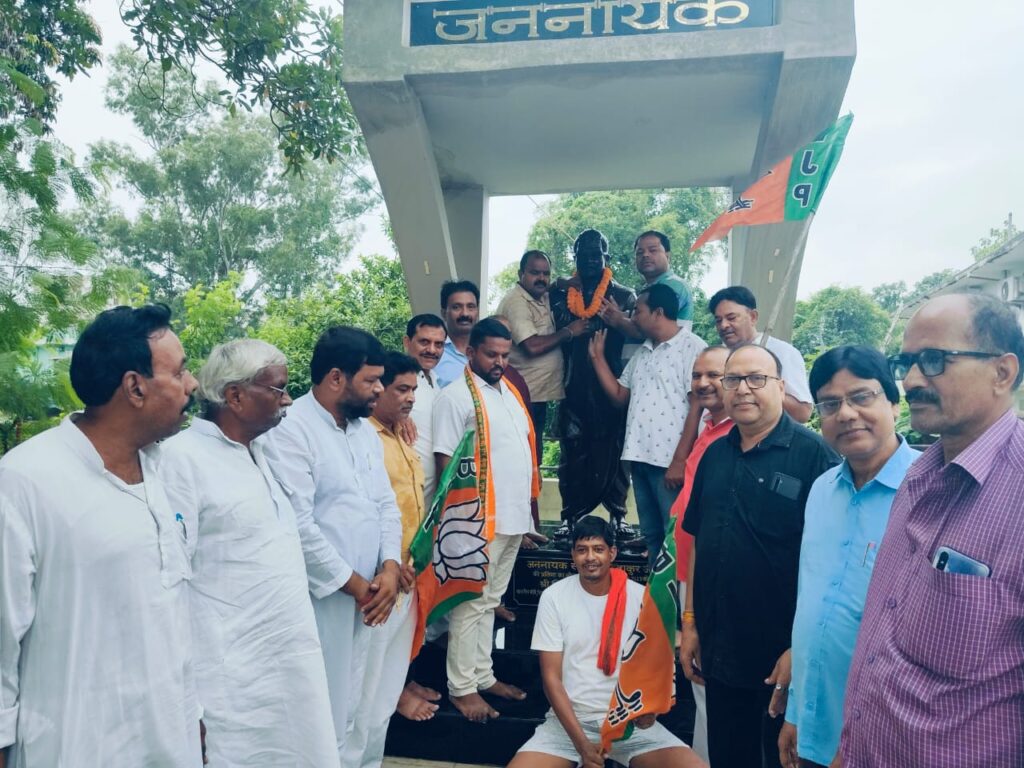स्वच्छता पखवाड़ा के अवसर पर भाजपा के कार्यकर्ताओं ने महापुरुषों के प्रतिमा को किया साफ सफाई।