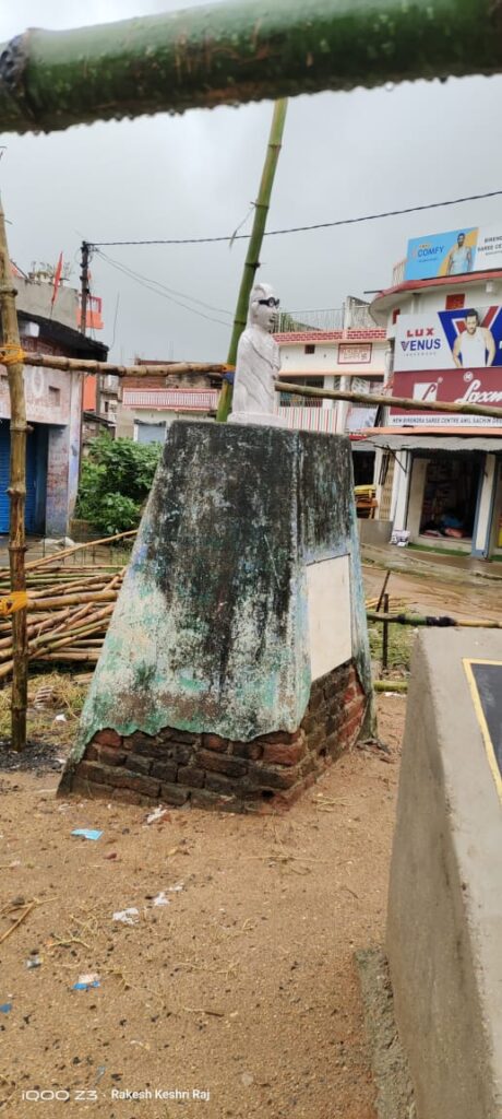 बिशुनपुरा: गांधी जयंती पर महात्मा गांधी की प्रतिमा को कोई सुध लेने वाला नही, आसपास कचड़े का अंबार।