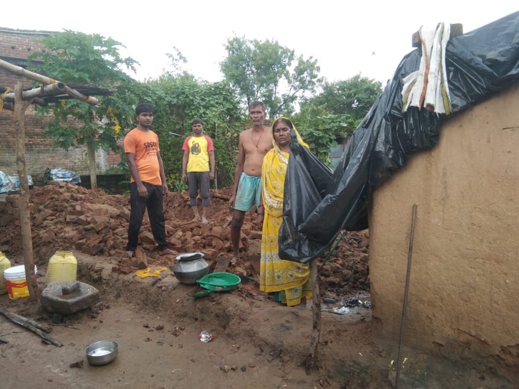 लगातार बारिश के कारण आधी रात गिरी कच्ची मकान, बाल बाल बचे घर के लोग