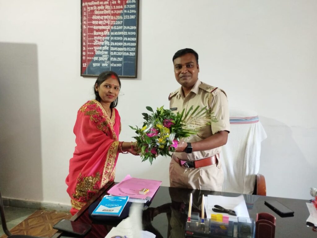 नवनियुक्त थाना प्रभारी को ब्लॉक प्रमुख ने किया स्वागत, थाना प्रभारी ने हर संभव सहयोग का दिया भरोसा।