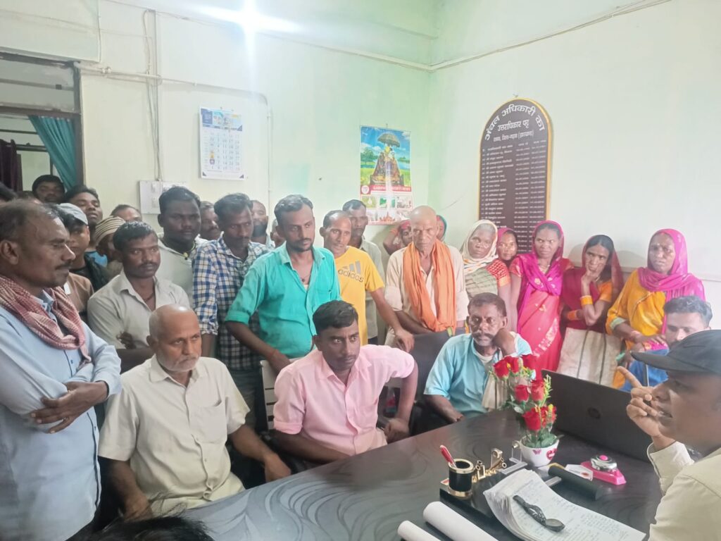 राशन वितरण में अनियमितता बरतने से लाभुकों ने डीलर के खिलाफ किया हंगामा।