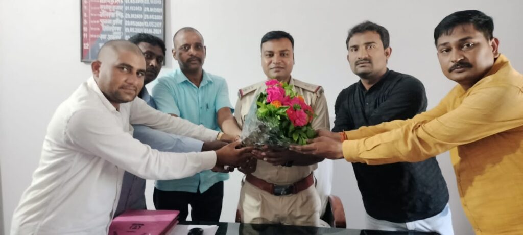 मुखिया प्रतिनिधि ने नवपदस्थापित थाना प्रभारी को पुष्प गुच्छ  देकर किया स्वागत।