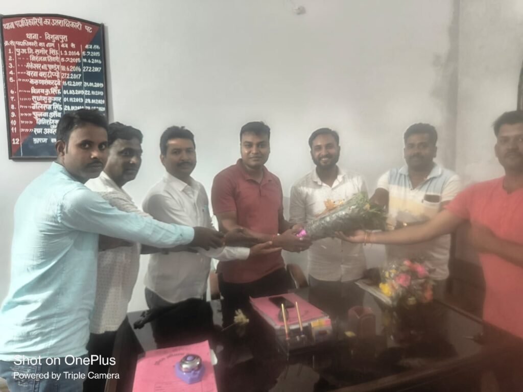 बिशुनपुरा प्रखंड के भाजपा कार्यकर्ताओं ने किया नये थाना प्रभारी का स्वागत।